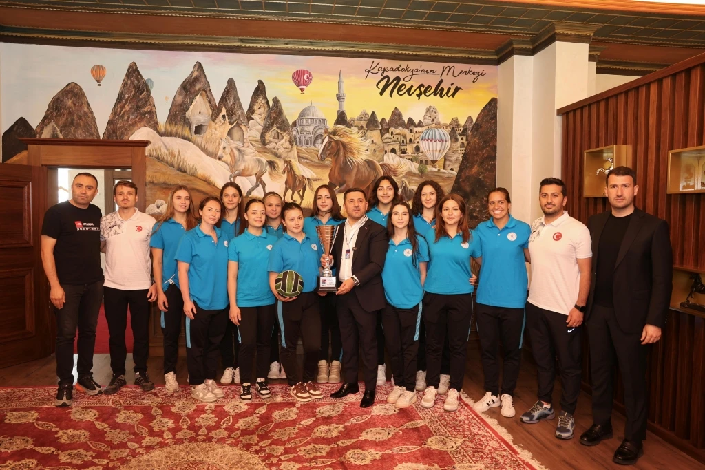 Sutopunda T&uuml;rkiye &Uuml;&ccedil;&uuml;nc&uuml;s&uuml;nden Arı'ya Ziyaret
