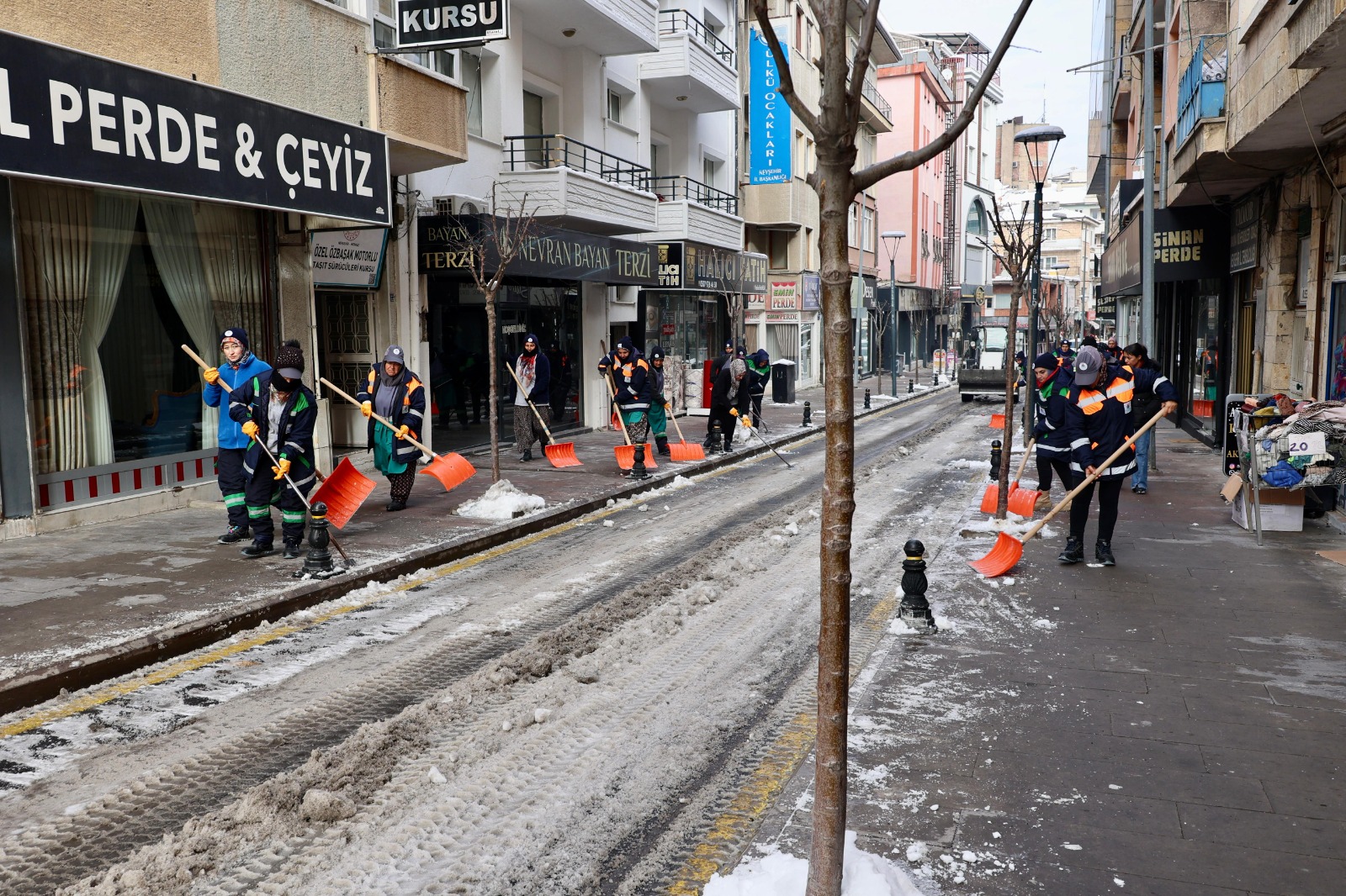 Belediye Caddesi ve Ana Arterlerde Kar Temizliği yapılıyor