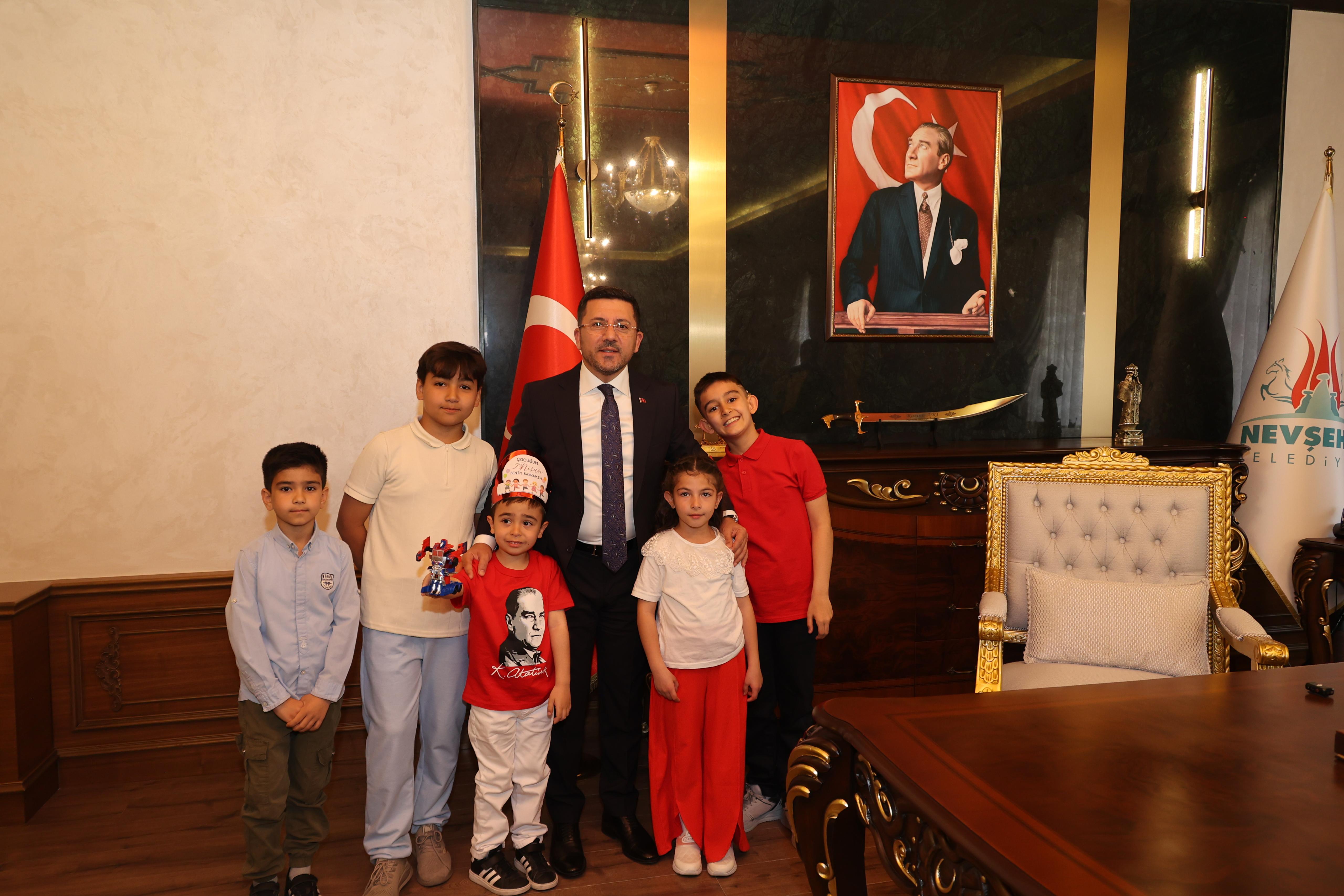 Başkan Arı, 23 Nisan'da Koltuğu &Ccedil;ocuklara Devretti