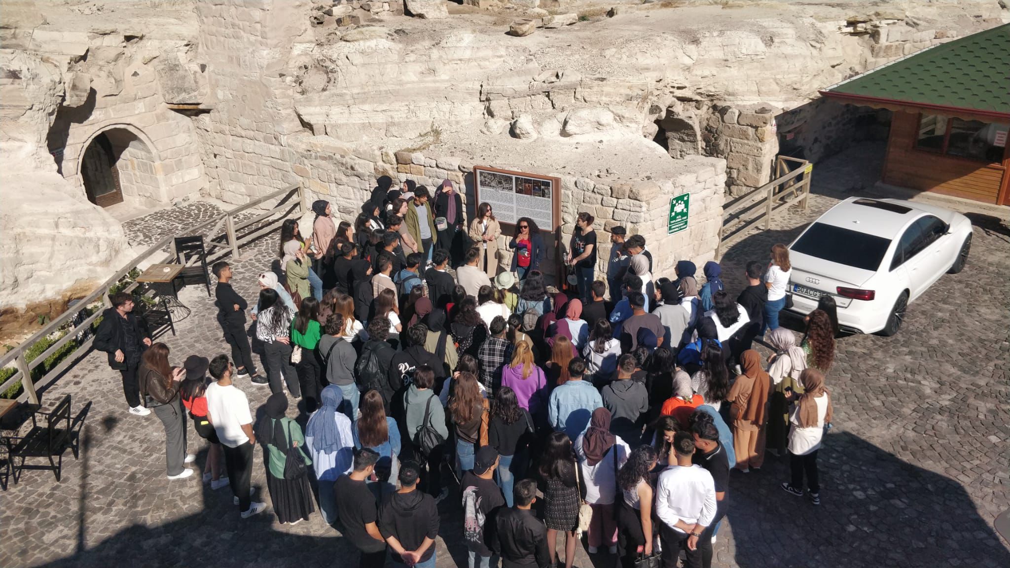 Nevşehir Hacı Bektaş Veli &Uuml;niversitesi (NEV&Uuml;) &ouml;ğrencileri Nevşehir Belediyesi tarafından turizme kazandırılan tarihi Kayaşehir&rsquo;i gezdi.