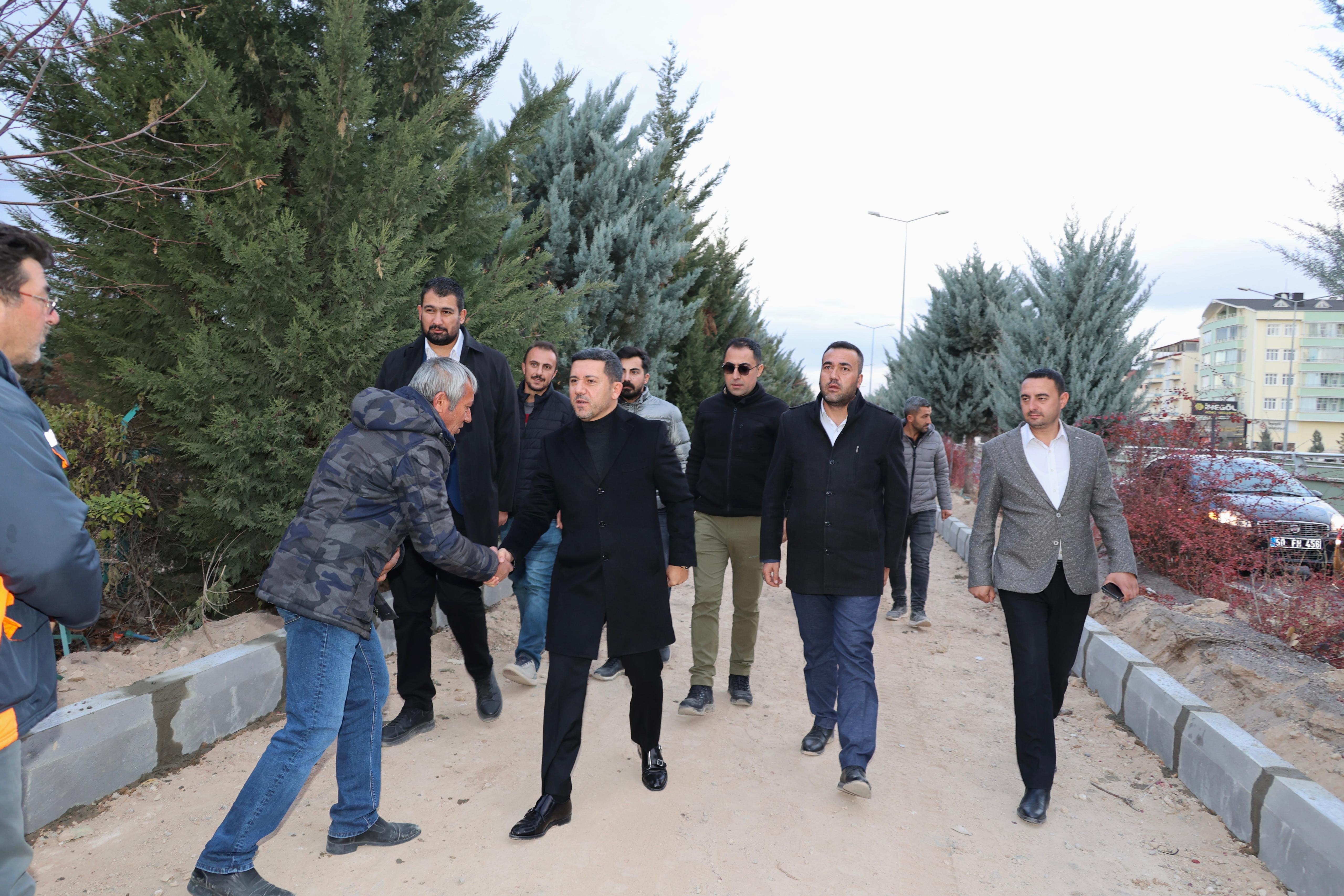 BAŞKAN ARI S&Uuml;MER MAHALLESİ&rsquo;NDE VATANDAŞLARLA PEKMEZ KAYNATTI