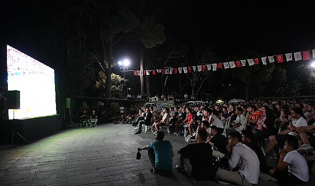 12 Dev Adam&rsquo;ın final heyecanı Bornova&rsquo;da dev ekranda yaşanacak
