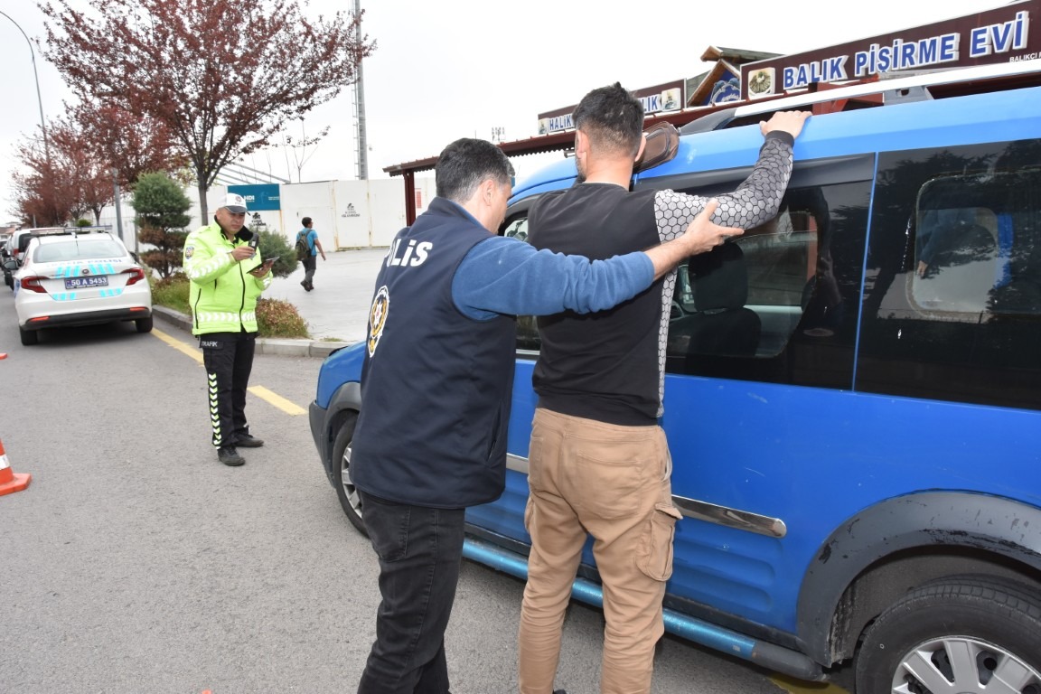 Huzur Uygulamasında 12 Aranan Şahıs Yakalandı