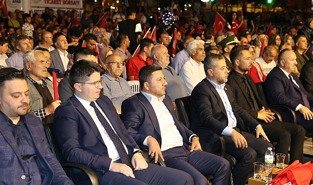 15 Temmuz&rsquo;da Geceyi Aydınlatan Işık; Ay Yıldız