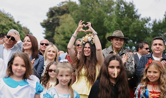 15. Uluslararası Ala&ccedil;atı Ot Festivali&rsquo;nin g&ouml;rkemli korteji ve 23 Nisan gururu bir arada