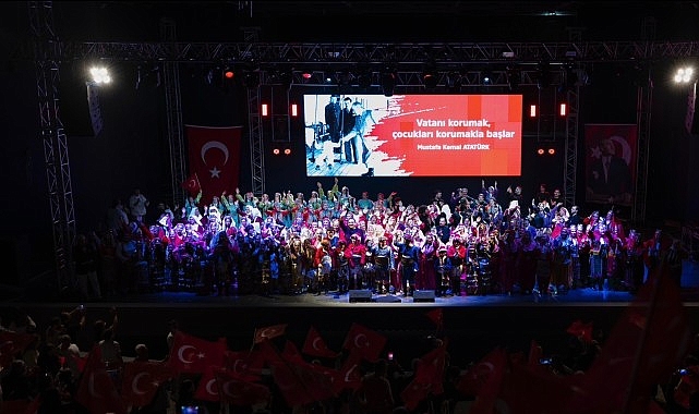 19 Mayıs Coşkusu Bal&ccedil;ova&rsquo;da Meydanlardan Sahnere Taştı