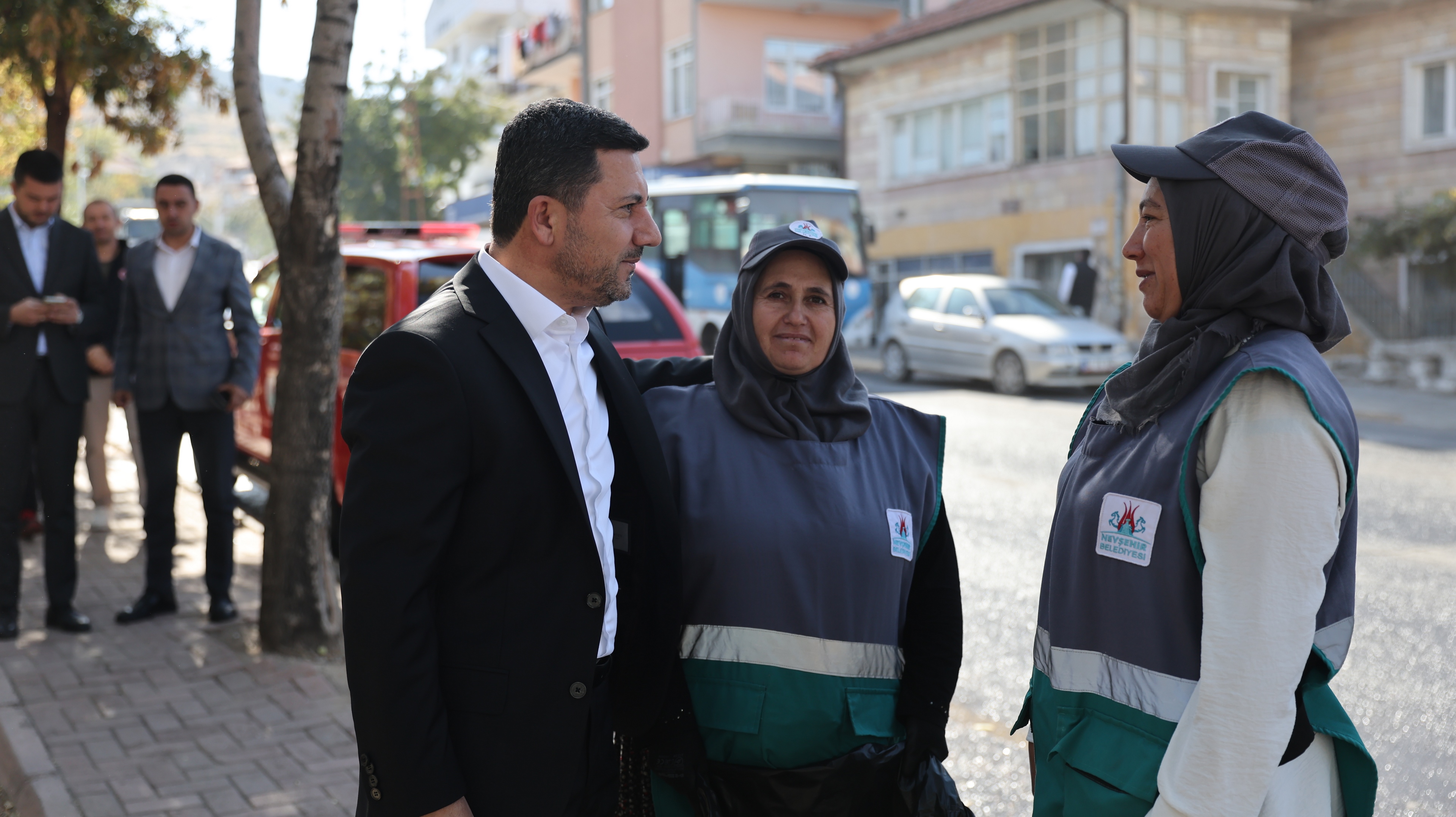 Rasim Arı, 350 Evler Mahallesi&rsquo;nde belediye ekiplerinin &ccedil;alışmalarını inceledi.