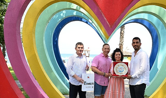 20 yıldır Kemer&rsquo;e gelen Finli &ccedil;ifte teşekk&uuml;r plaketi