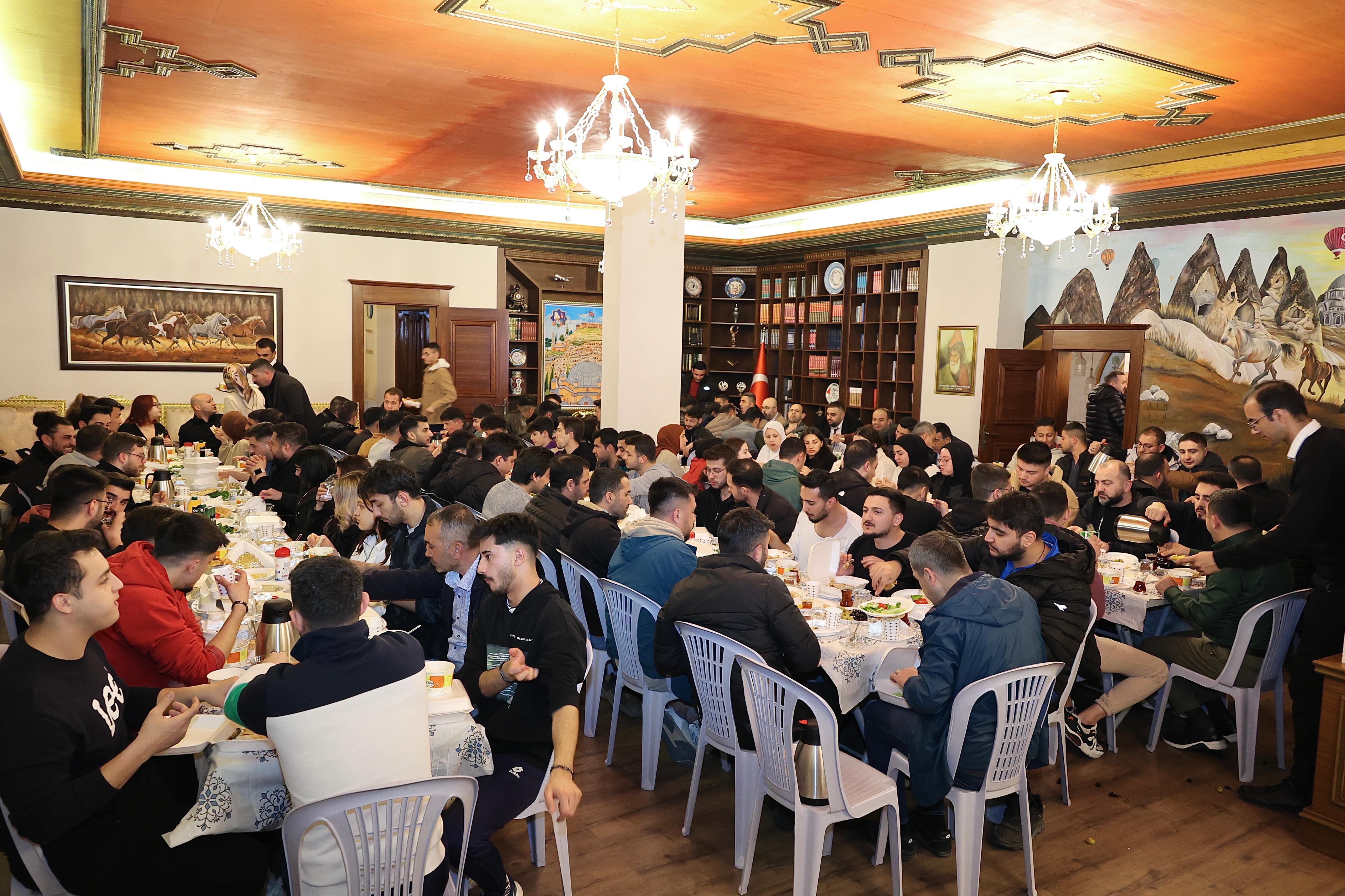 200 &Ouml;ğrenci Başkanlık Makamında Sahur Yaptı