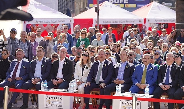 20&rsquo;ncisi d&uuml;zenlenen Uluslararası Zeytin Hasat ve Turizm Festivali, kortej y&uuml;r&uuml;y&uuml;ş&uuml;yle başladı.
