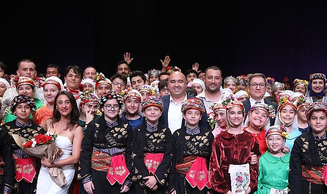 220 dans&ccedil;ı Kuşak ile hem duyguları hem fig&uuml;rleri sahneye taşıdı