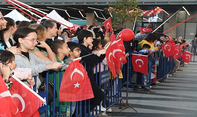 23 Nisan kutlamaları Ecem Boyacı konseri ile ta&ccedil;landı