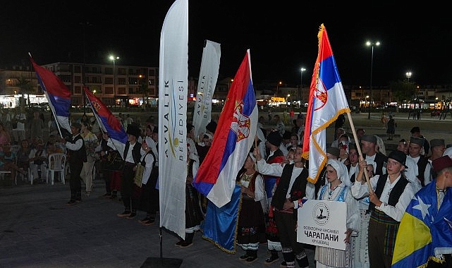 5 &uuml;lke, 17 halk dansları ekibi ve 700 dans&ccedil;ıyla festival bu yıl da g&ouml;rkemli ge&ccedil;ti