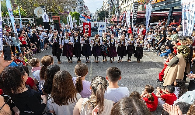 7 &uuml;lkeden &ccedil;ocuklar 23 Nisan&rsquo;ı Yenişehir sokaklarında kutladı