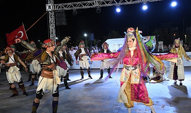 8 &Uuml;lke Torbalı&rsquo;da Buluştu: Halk Dansları Geceye Damga Vurdu