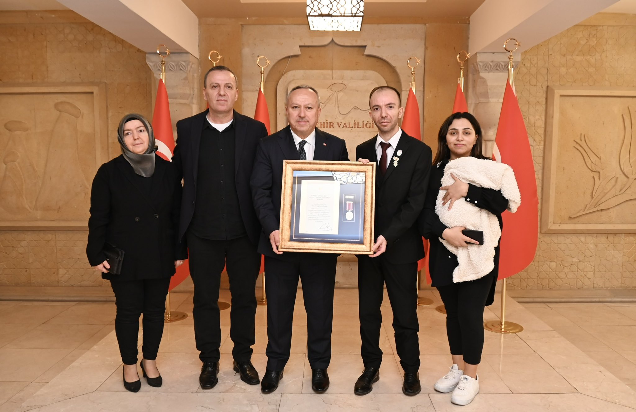 Gazi Zeki Didinmez'e Devlet &Ouml;v&uuml;n&ccedil; Madalyası Verildi