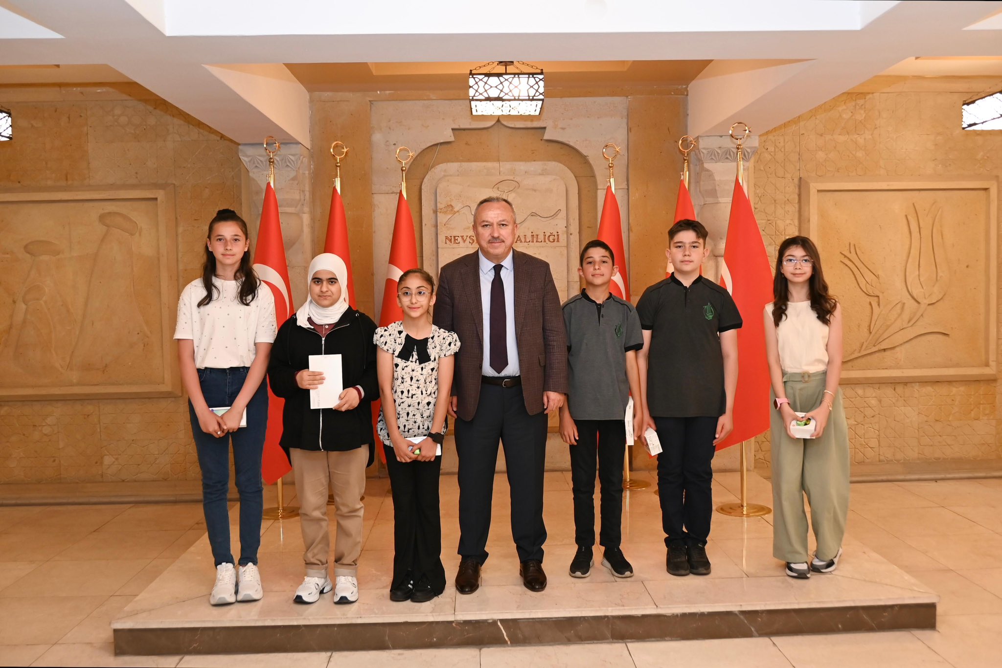 Nevşehir'in Kitap Kurtları Vali Fidan'ı Ziyaret Etti