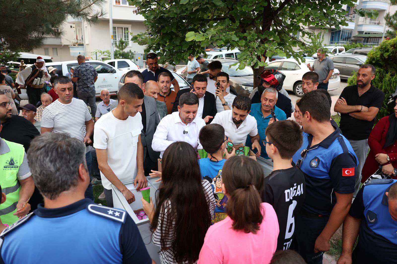 Başkan Rasim Arı'dan &Ccedil;ocuklara Sıcak Havada S&uuml;rpriz İkram
