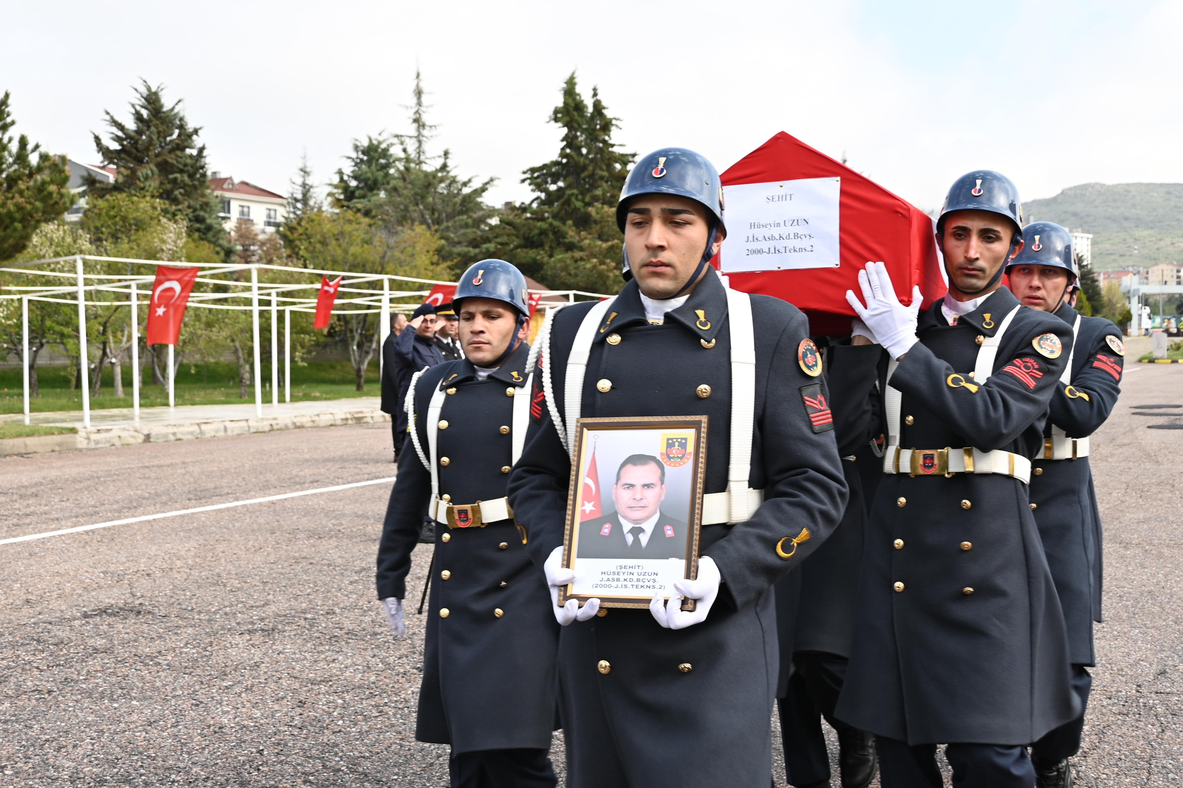 Şehit Astsubay H&uuml;seyin Uzun İ&ccedil;in Uğurlama T&ouml;reni