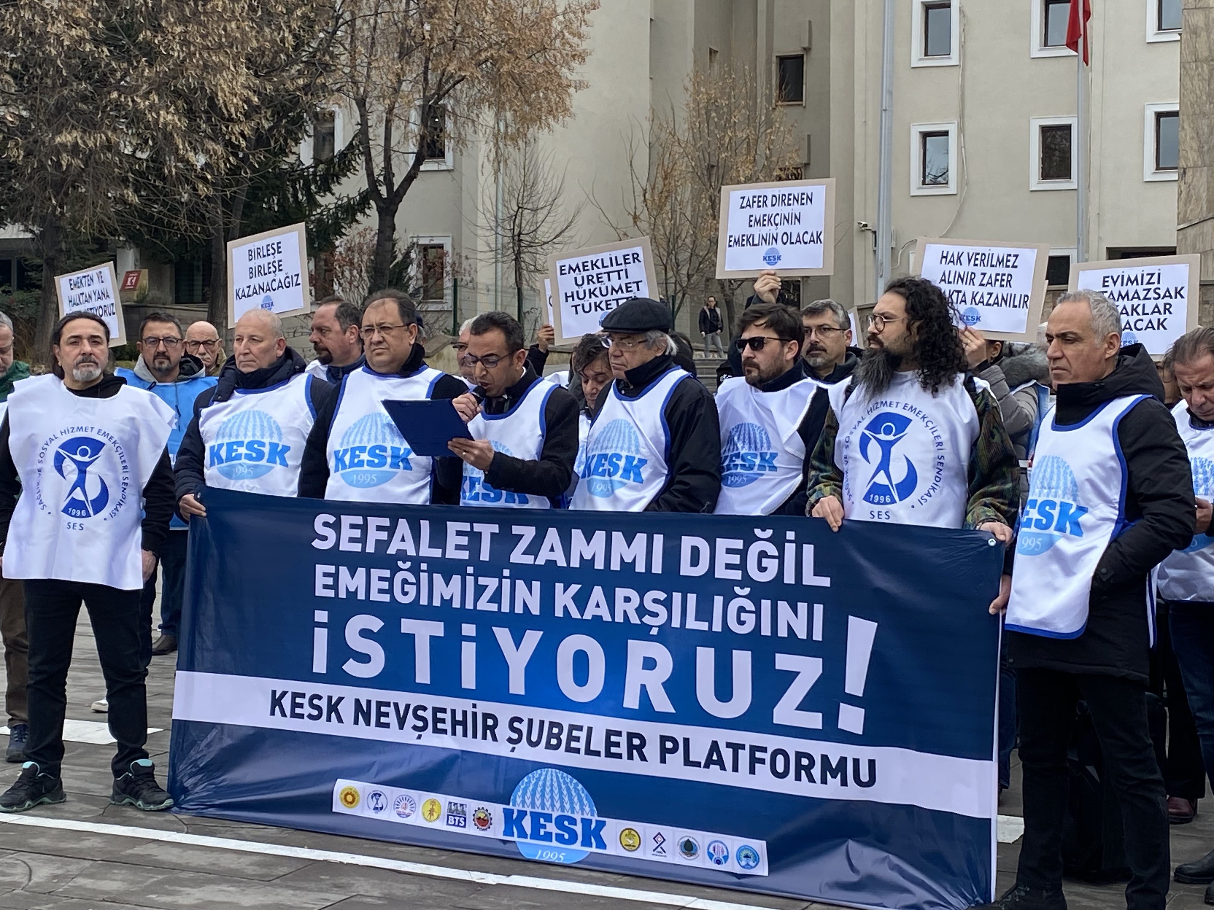 Ge&ccedil;inemiyoruz: Kamu Emek&ccedil;ilerinin Haklı Talepleri ve M&uuml;cadele &Ccedil;ağrısı