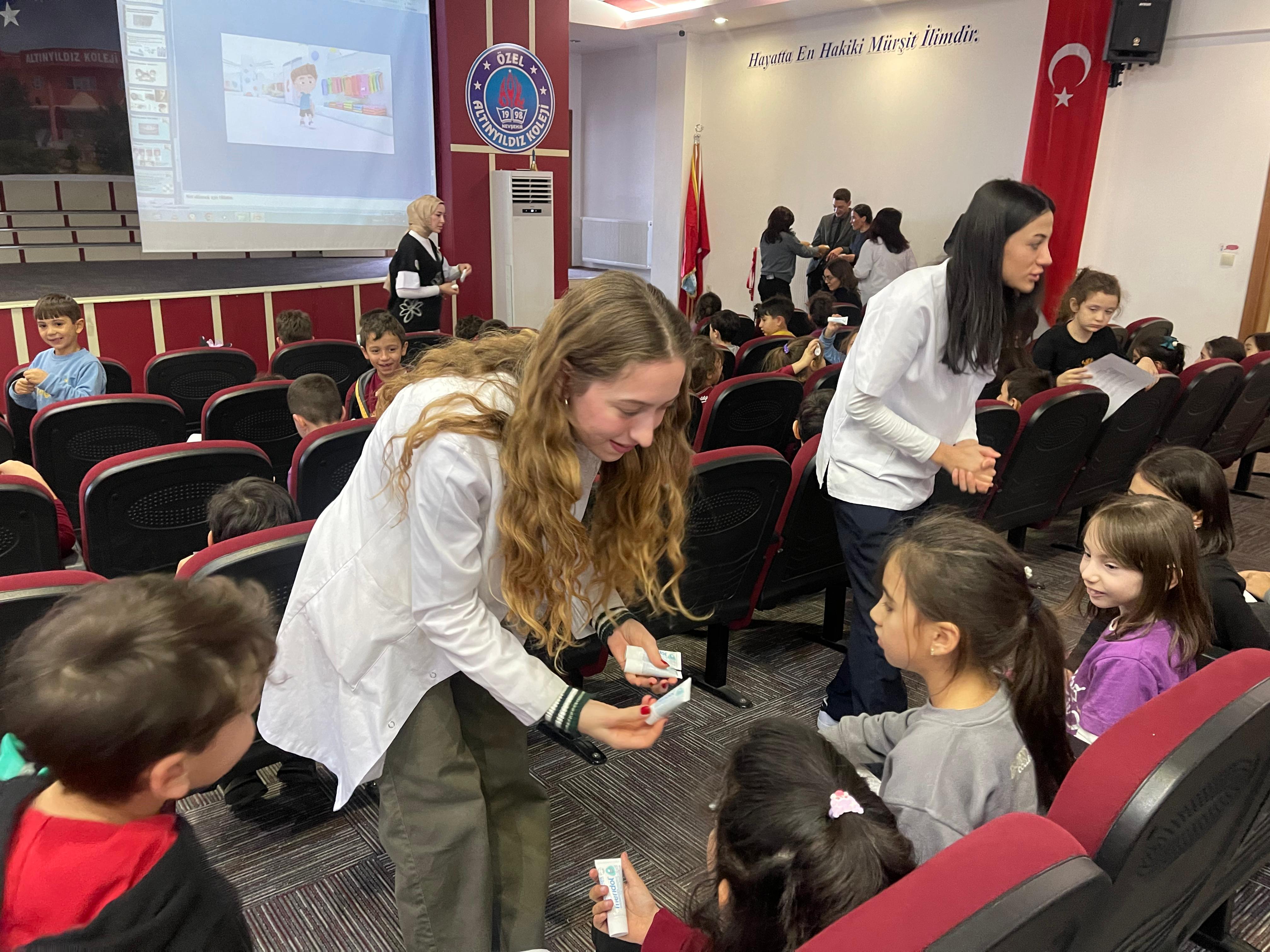ALTINYILDIZ İLK&Ouml;ĞRETİM KURUMU AT&Ouml;LYE DERSLERİYLE FARK YARATIYOR!