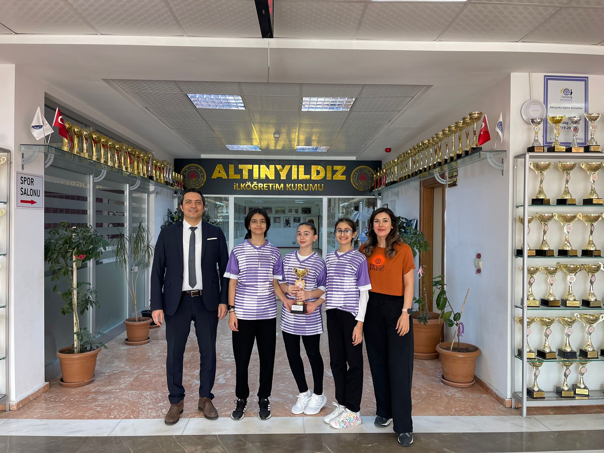 ALTINYILDIZ İLK&Ouml;ĞRETİM KURUMU YILDIZ KIZLAR TAKIMIMIZDAN B&Uuml;Y&Uuml;K BAŞARI!