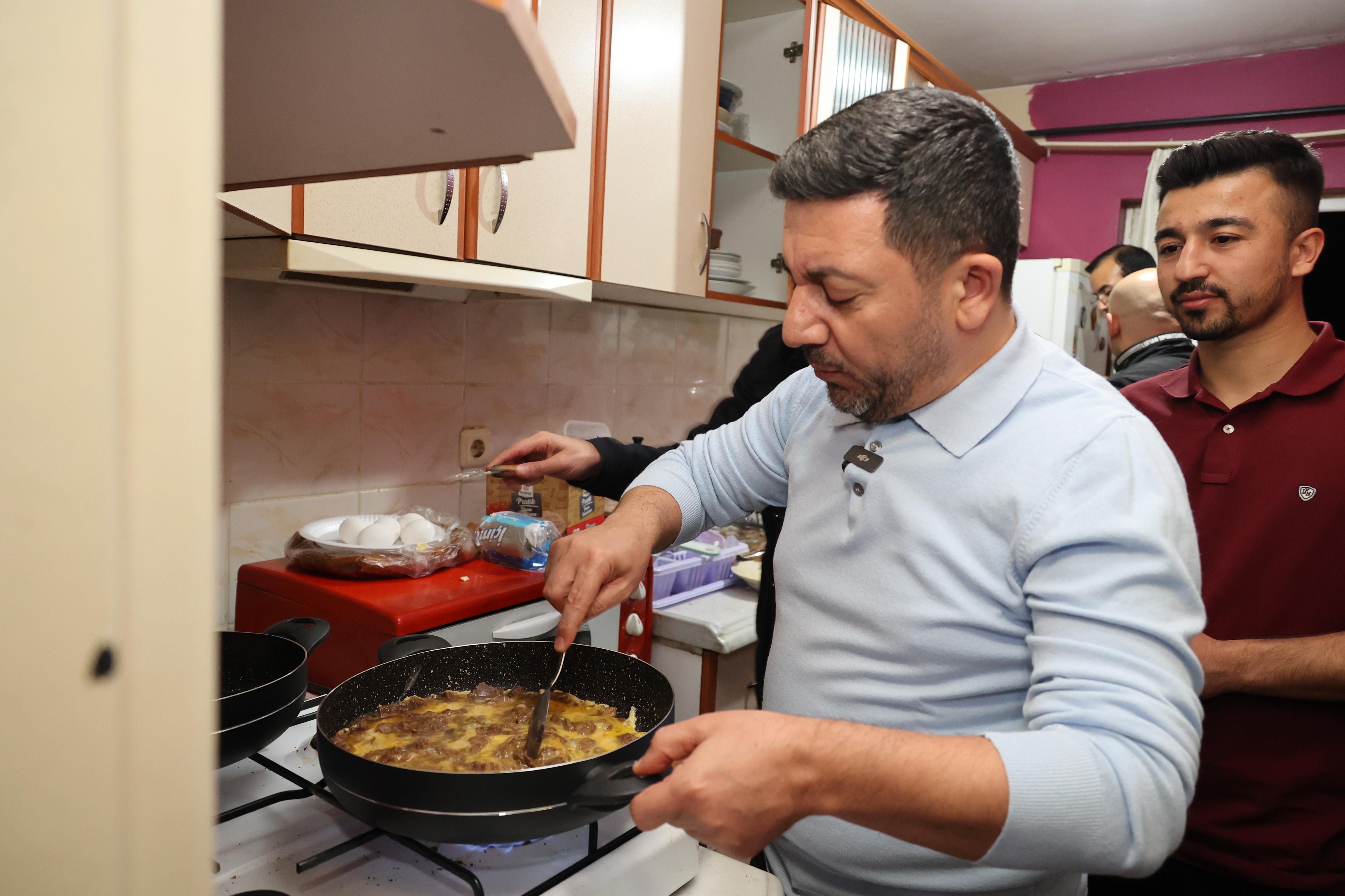 Başkan Rasim Arı, &Ouml;ğrenci Evinde Sahur Yaptı