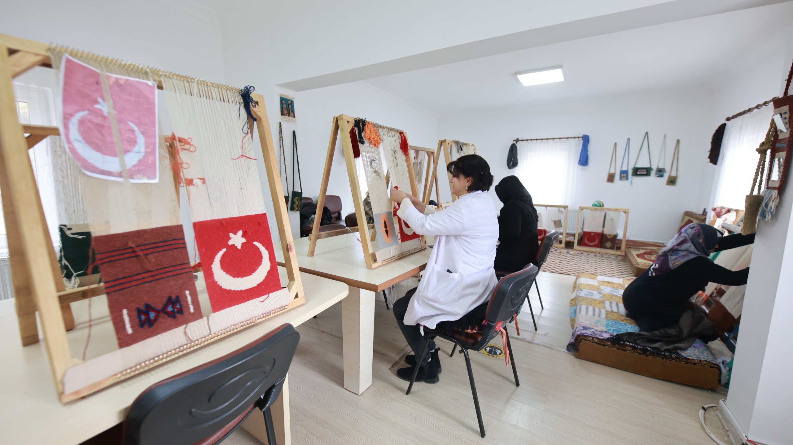 Kadınlar K&ouml;k Boya Tekniği Kullanarak Halı ve Kilim Dokuyor