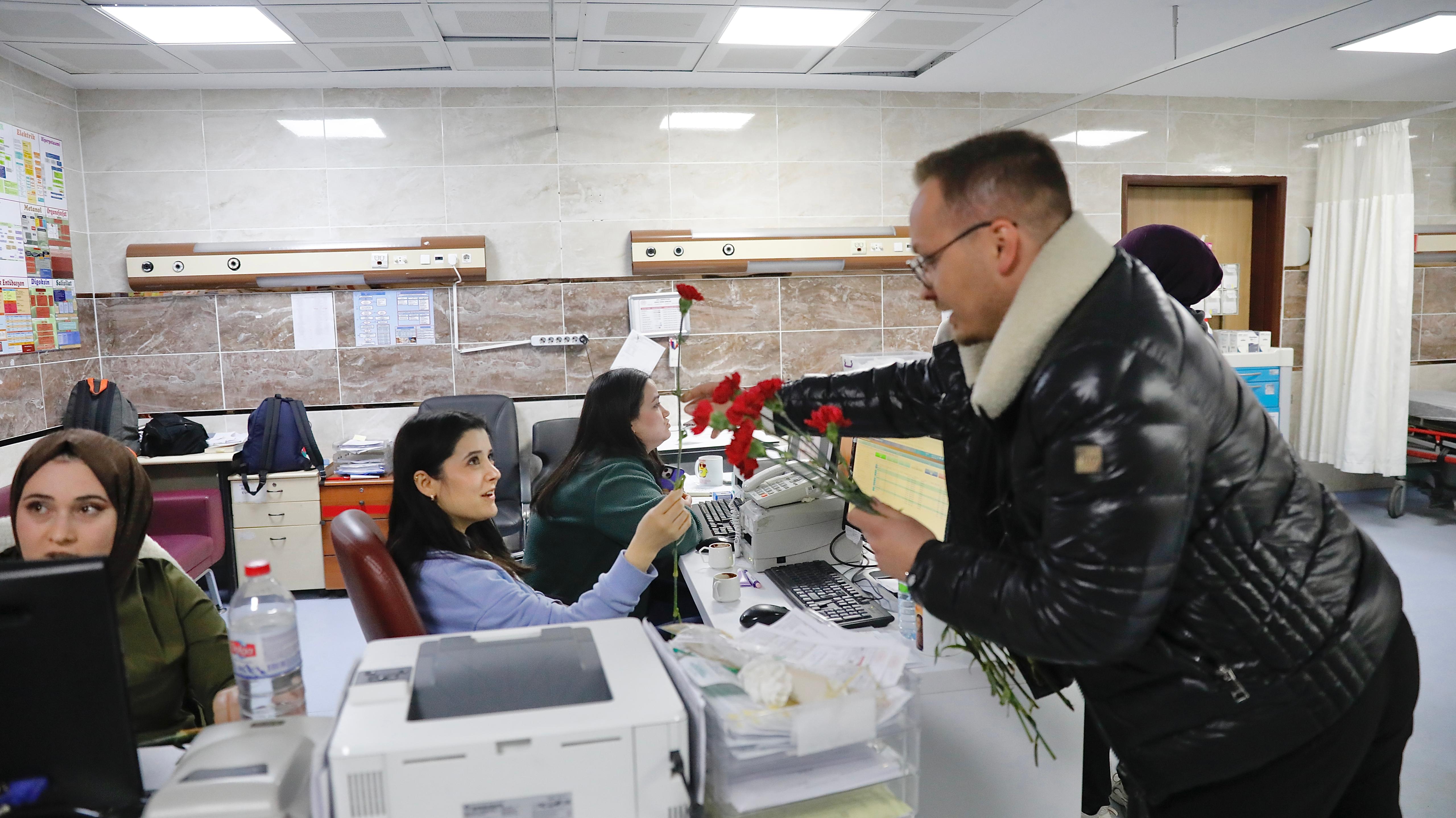 Tıp Bayramı&rsquo;nda Sağlık &Ccedil;alışanlarına Karanfil Dağıtıldı