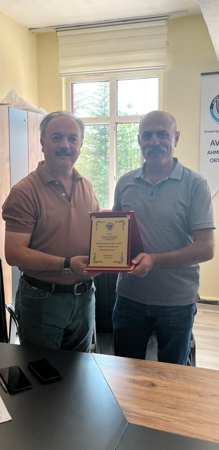 Ahmet Erg&uuml;n Ortaokulun'dan Yukarı Mahalle Muhtarına Teşekk&uuml;r Plaketi