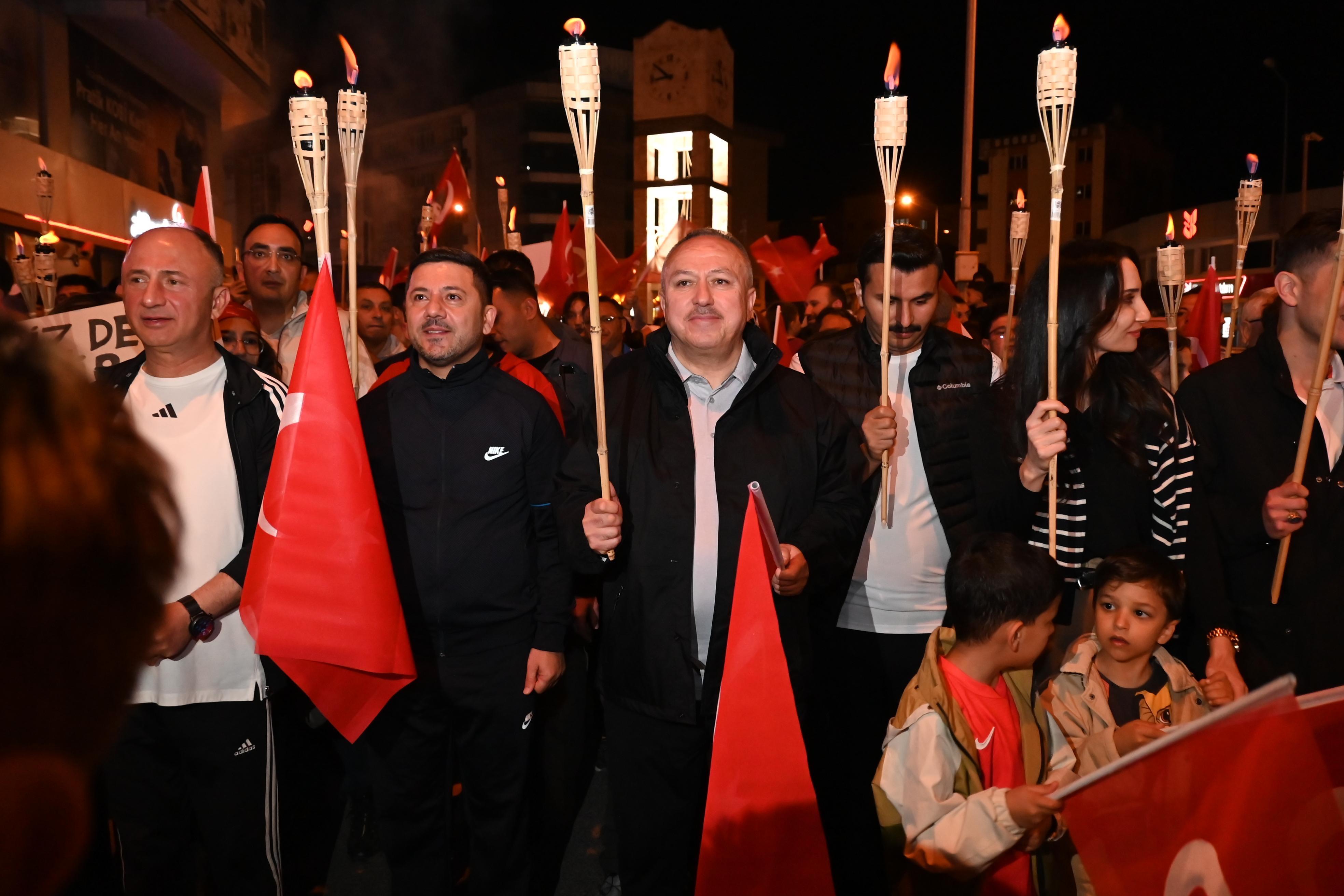 Vali Ali Fidan, 19 Mayıs Fener Alayı'na Katıldı