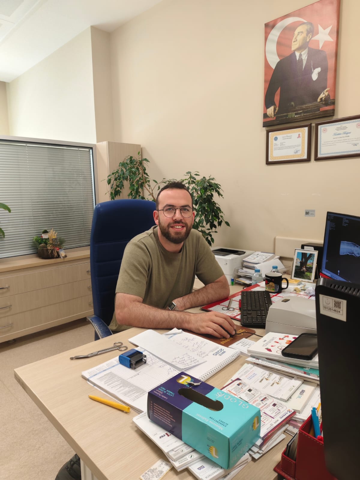 K&uuml;&ccedil;&uuml;k Bir İl&ccedil;ede B&uuml;y&uuml;k Bir Doktor: Dr. C&uuml;neyt Emre Okkesim