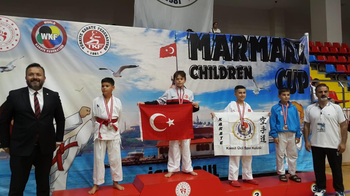 ALTINYILDIZLI &Ouml;ĞRENCİLERDEN KARATE T&Uuml;RKİYE DERECELERİ
