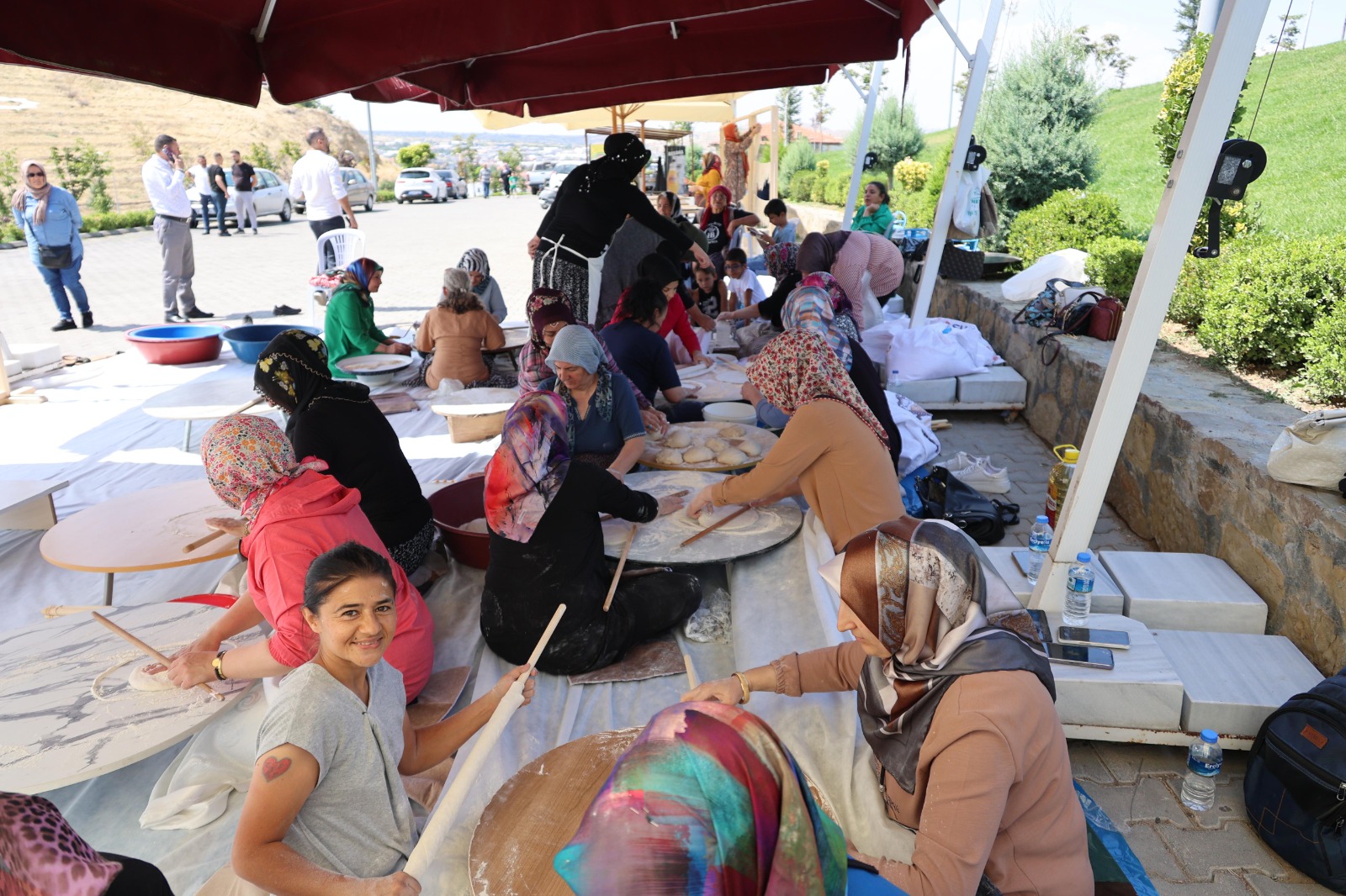 G&ouml;n&uuml;ll&uuml; Kadınlar İhtiya&ccedil; Sahibi Aileler Ve &Ouml;ğrenciler İ&ccedil;in Seferber Oldu