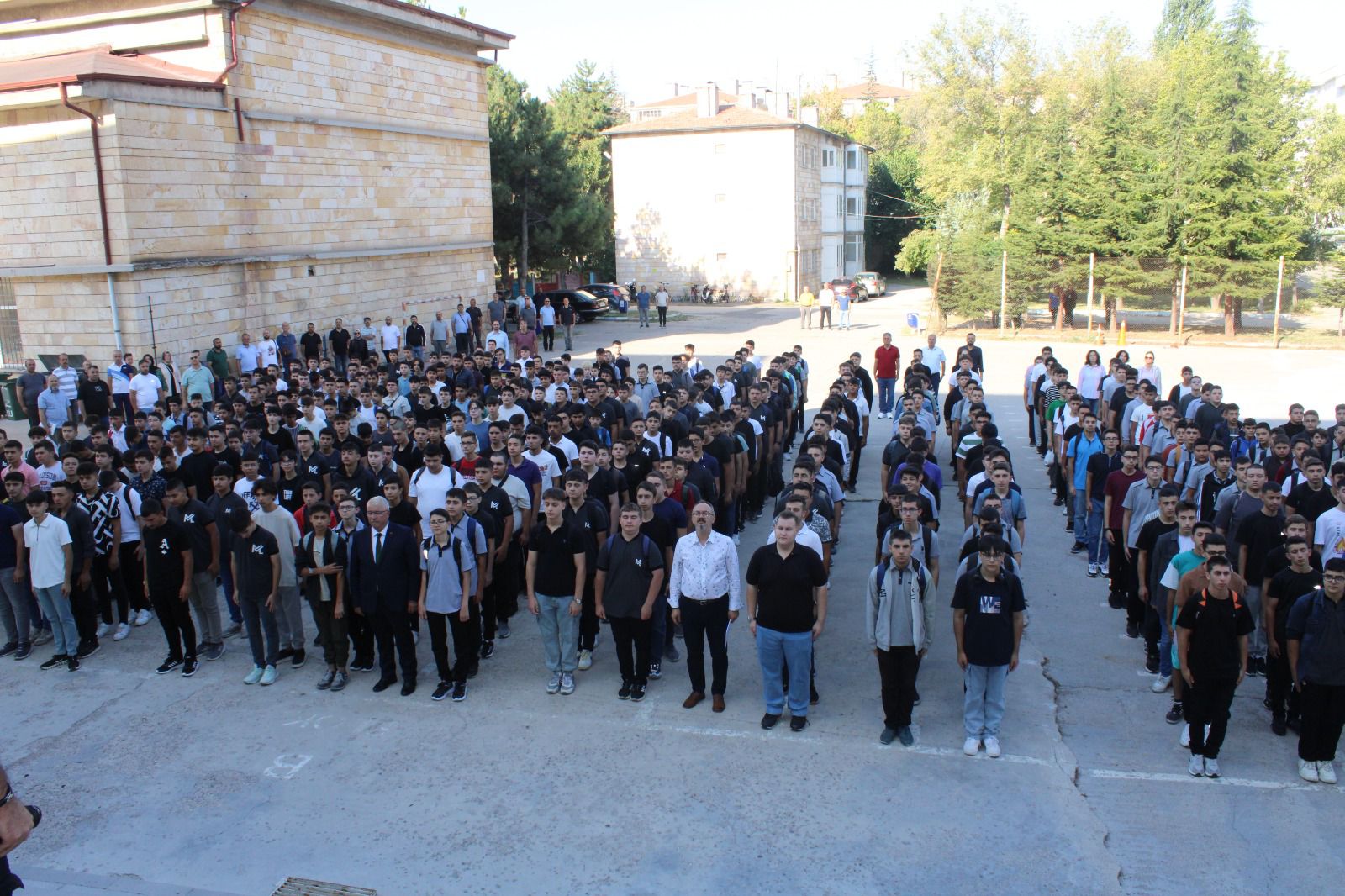OKULLARDA ŞEHİTLERİMİZ İ&Ccedil;İN SAYGI DURUŞUNDA BULUNULDU