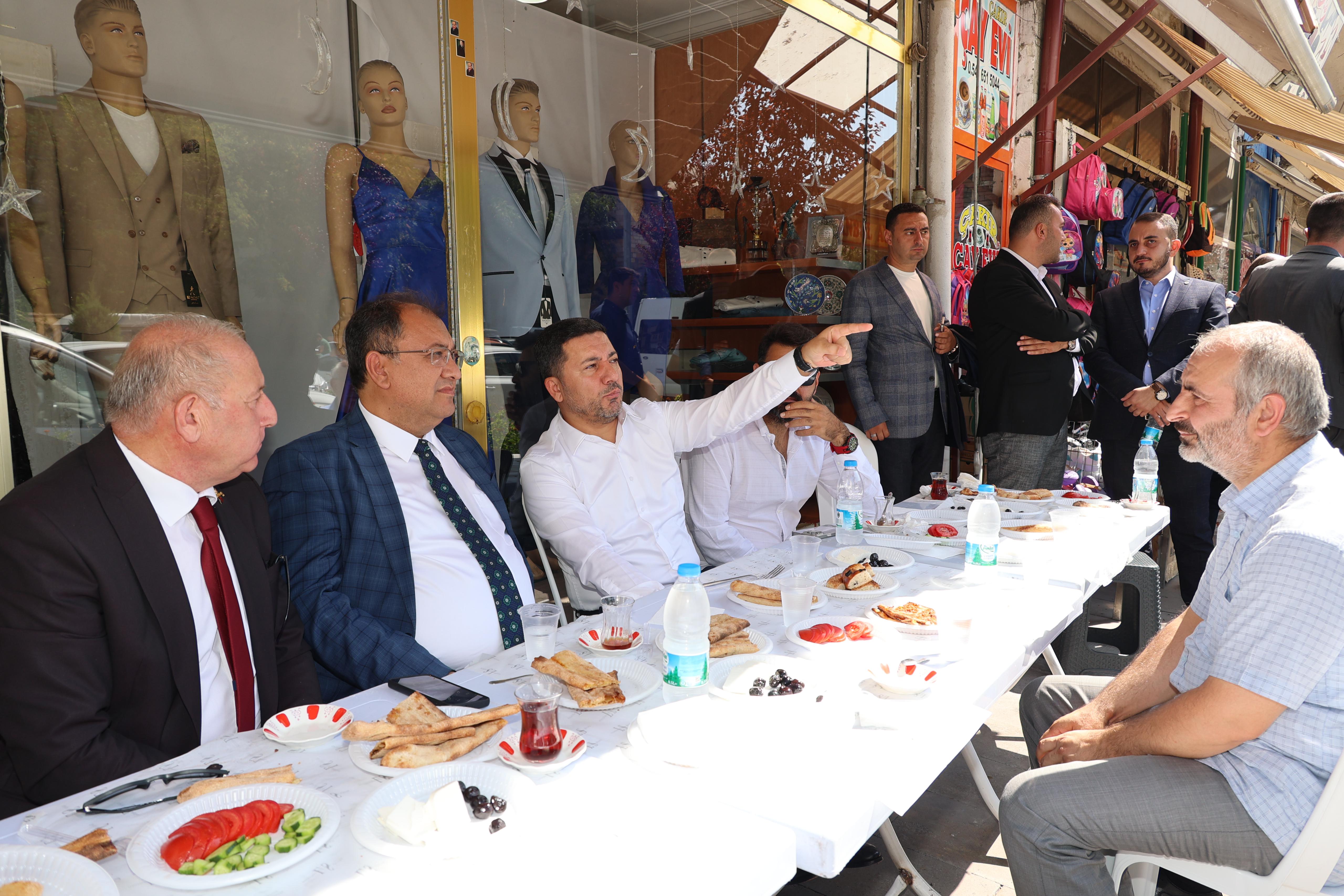 BELEDİYE BAŞKANI ARI YENİ HAFTAYA ESNAFLARLA KAHVALTI YAPARAK BAŞLADI