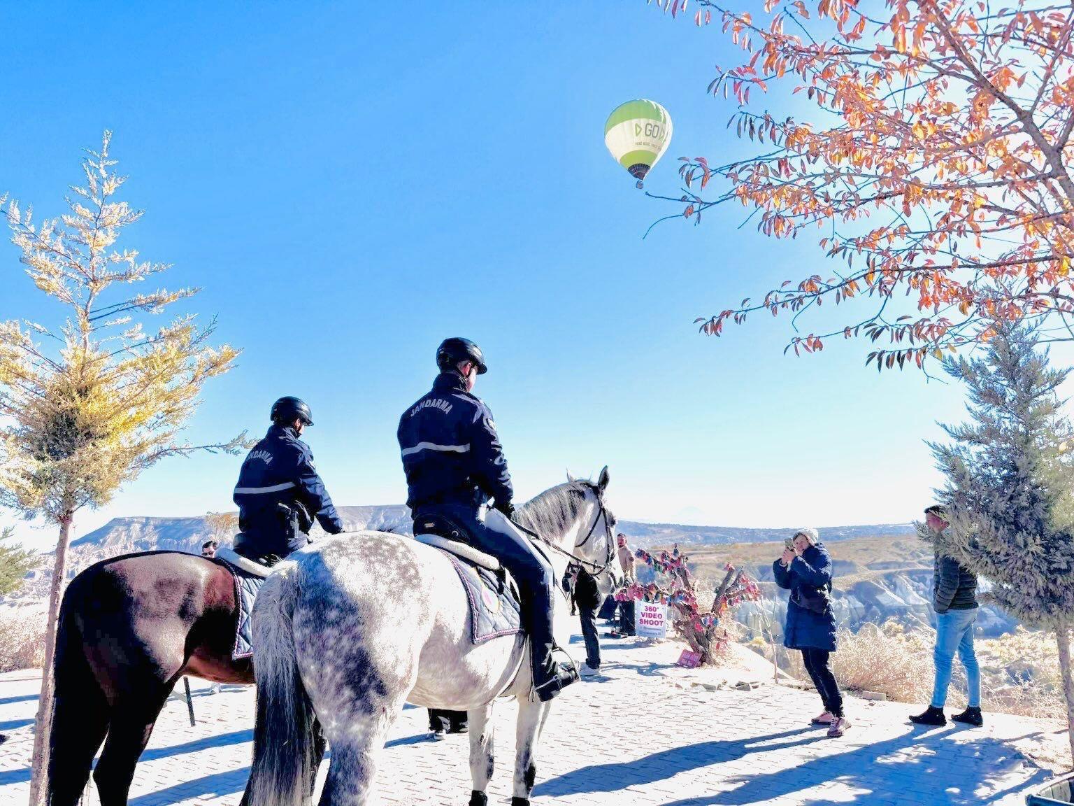 Kapadokya'da Atlı Jandarma Devriyesi: G&uuml;venlik ve Turizmin Buluşma Noktası