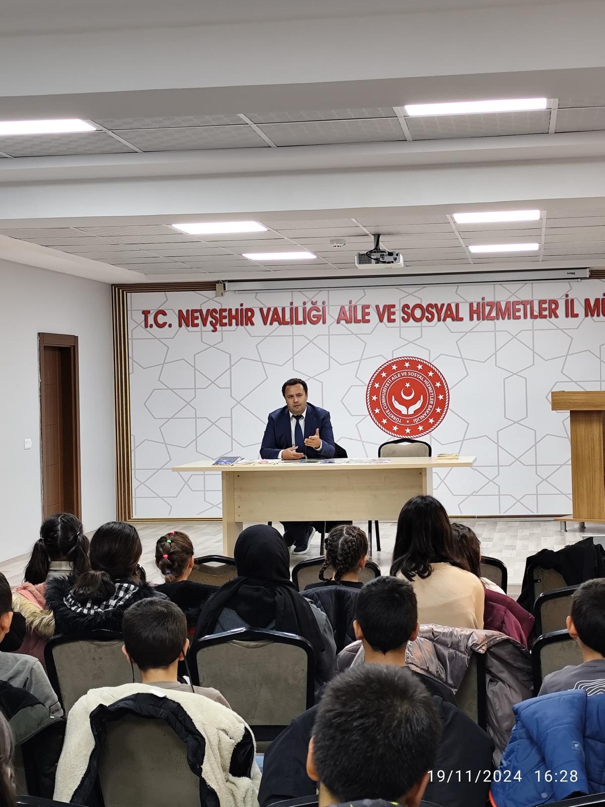 NEVŞEHİR AİLE VE SOSYAL HİZMETLER M&Uuml;D&Uuml;RL&Uuml;Ğ&Uuml;NDE YAZAR OKUR ETKİNLİĞİ