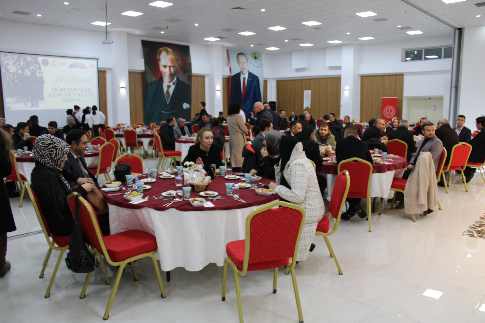 VALİ SN. ALİ FİDAN TARAFINDAN &Ouml;ĞRETMENLERİN ONURUNA PROGRAM D&Uuml;ZENLENDİ