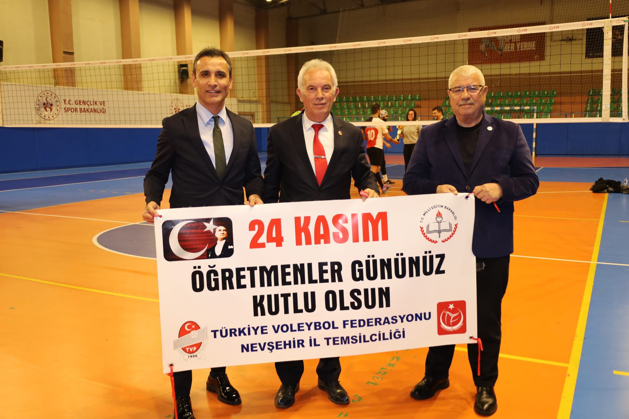 &Ouml;ĞRETMENLER ARASI VOLEYBOL ve MASA TENİSİ TURNUVALARI &Ouml;D&Uuml;L T&Ouml;RENİ GER&Ccedil;EKLEŞTİRİLDİ