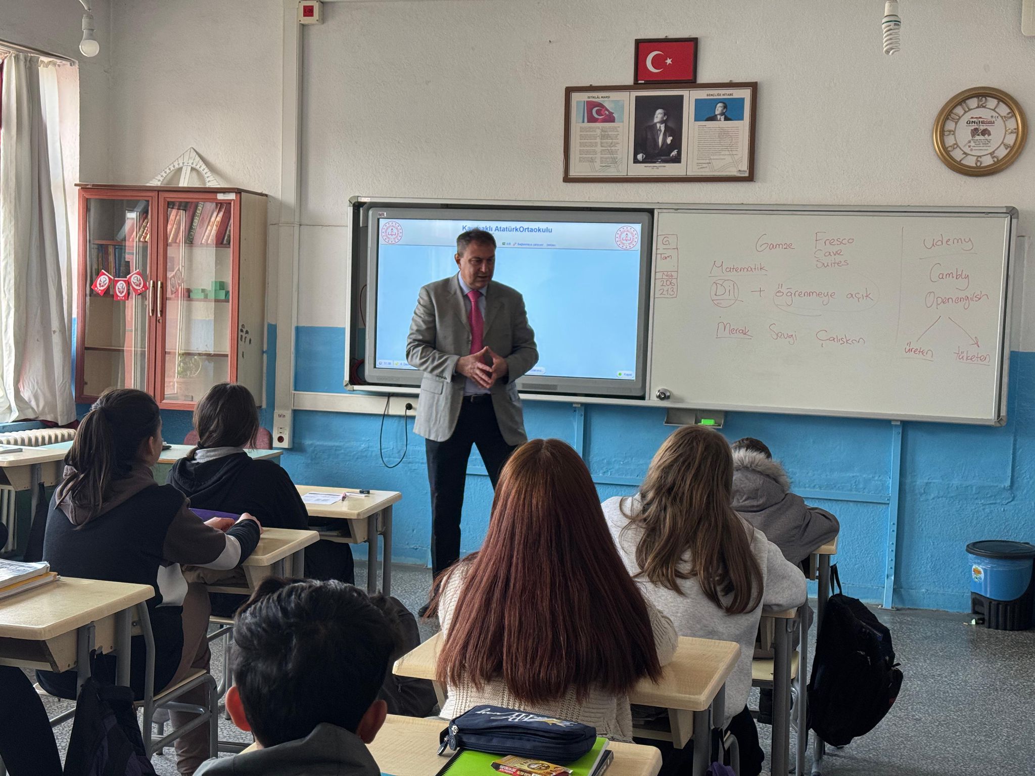 Kendimi Tanıyorum, Mesleğimi Se&ccedil;iyorum&rsquo; Projesi Kapsamında Ticaret Odası &Uuml;yeleri Melih Tarlacı ve Gamze Toybıyık, Atat&uuml;rk Ortaokulu &Ouml;ğrencilerine Bilgi Verdi