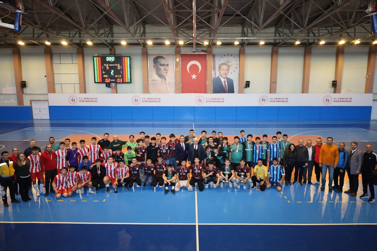 OKUL SPORLARI GEN&Ccedil; A KIZ-ERKEK FUTSAL M&Uuml;SABAKALARI TAMAMLANDI