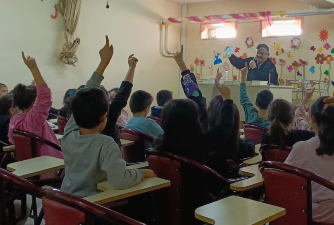 YAZAR AYTEKIN DERINKUYU 'DA &Ouml;ĞRENCILERLE BIRARAYA GELDİ