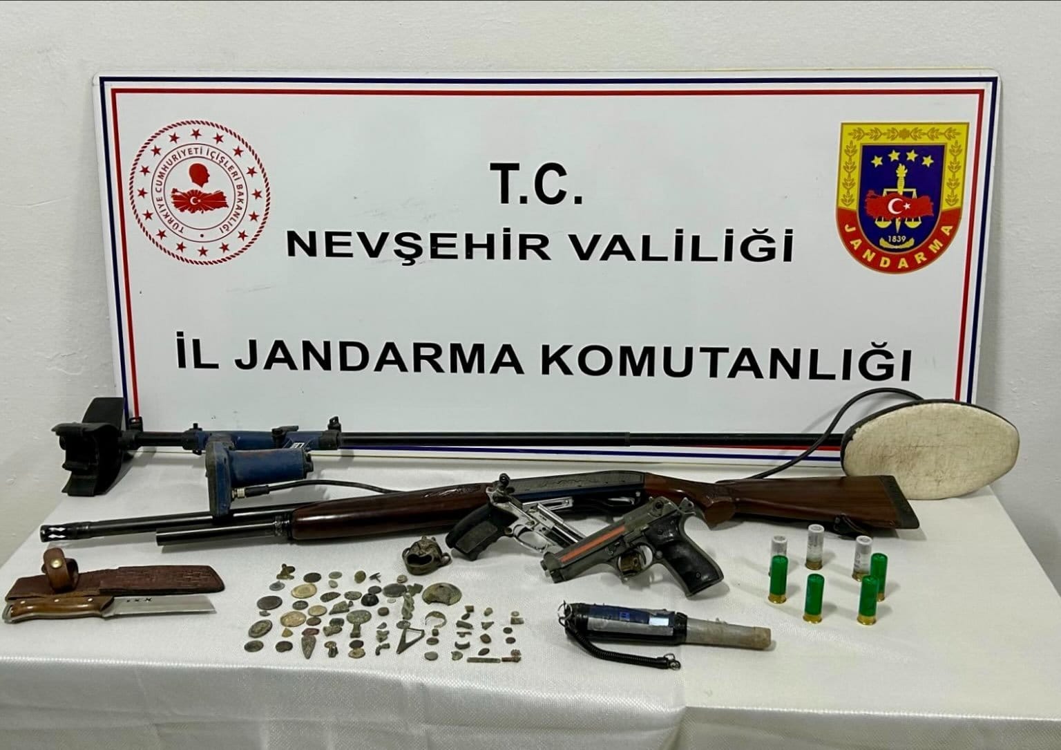 Nevşehir&rsquo;de Ka&ccedil;ak&ccedil;ılık Operasyonu: Tarihi Eserler ve Silahlar Ele Ge&ccedil;irildi