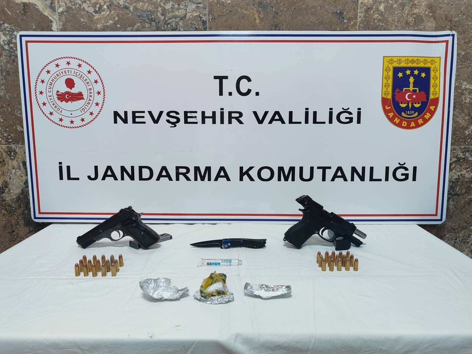 Nevşehir&rsquo;de Jandarmadan Operasyon: Aranan 2 Şahıs Yakalandı, Silah ve Uyuşturucu Ele Ge&ccedil;irildi