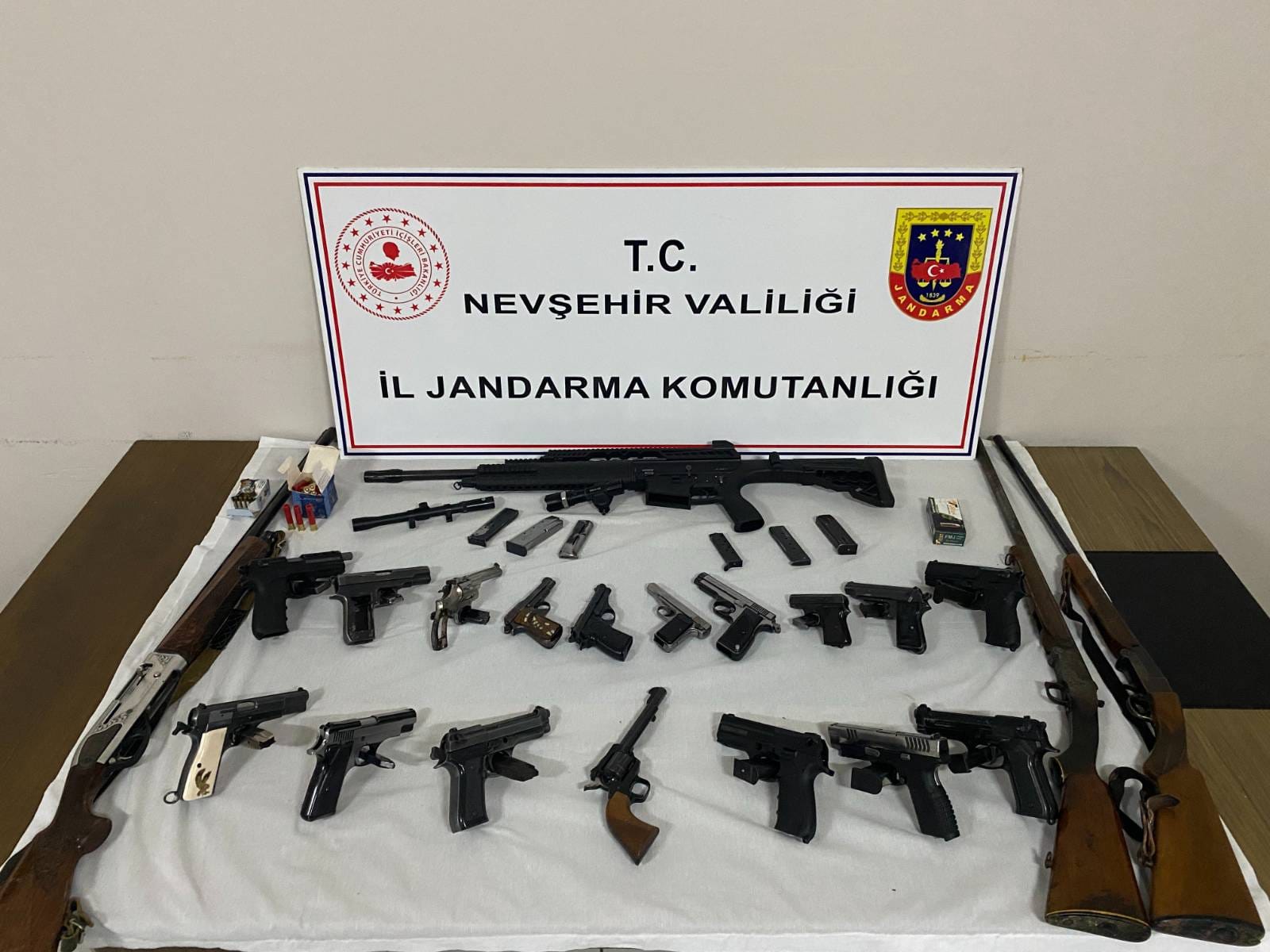 Nevşehir'de Jandarmadan Ka&ccedil;ak Silah ve Bı&ccedil;ak Operasyonu