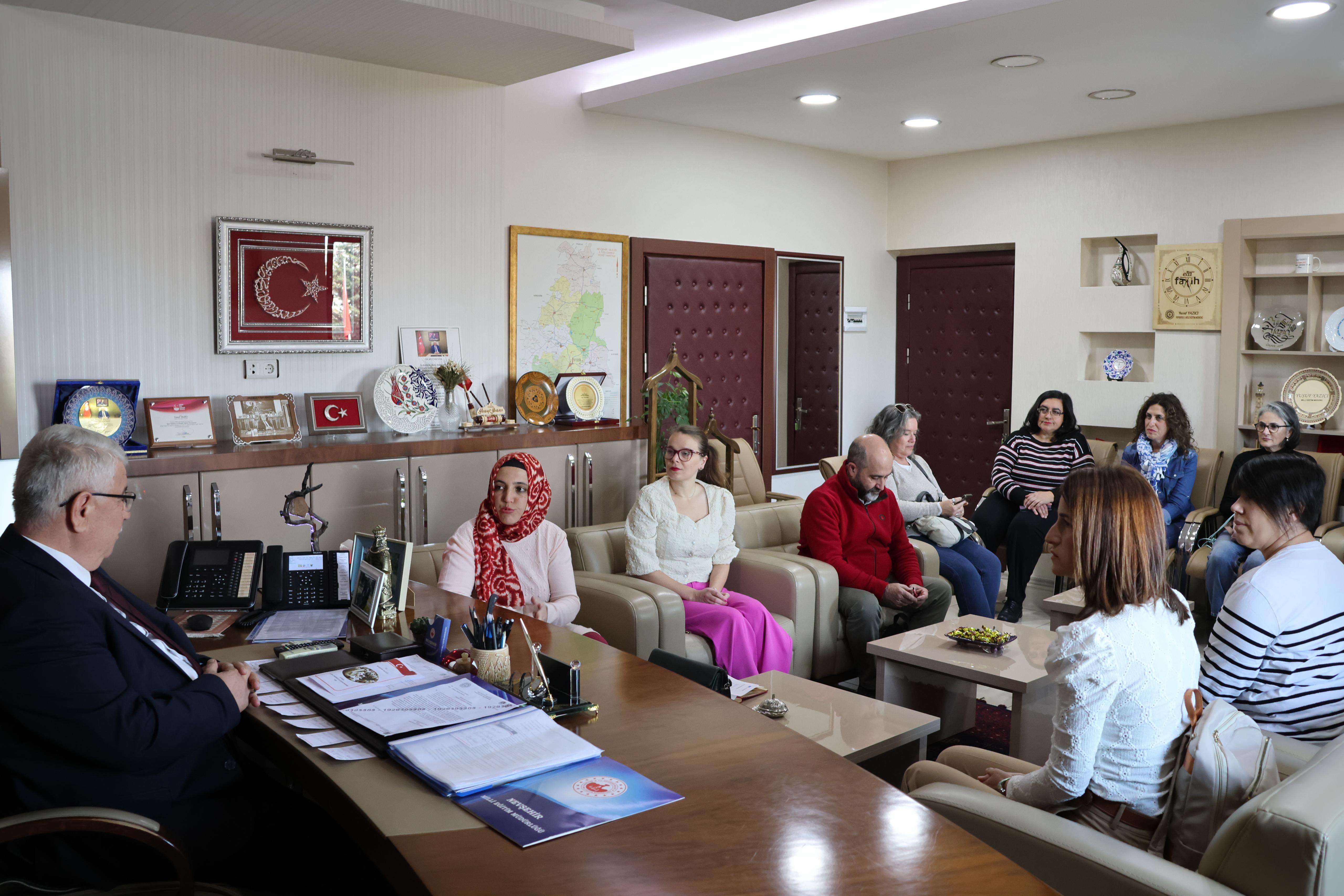 Erasmus+ KA121 İŞBAŞI G&Ouml;ZLEM VE &Ouml;ĞRENME HAREKETLİLİĞİ PROJESİ KAPSAMINDA MİSAFİRLER, İL MİLL&Icirc; EĞİTİM M&Uuml;D&Uuml;R&Uuml; YUSUF YAZICI'YI ZİYARET ETTİLER