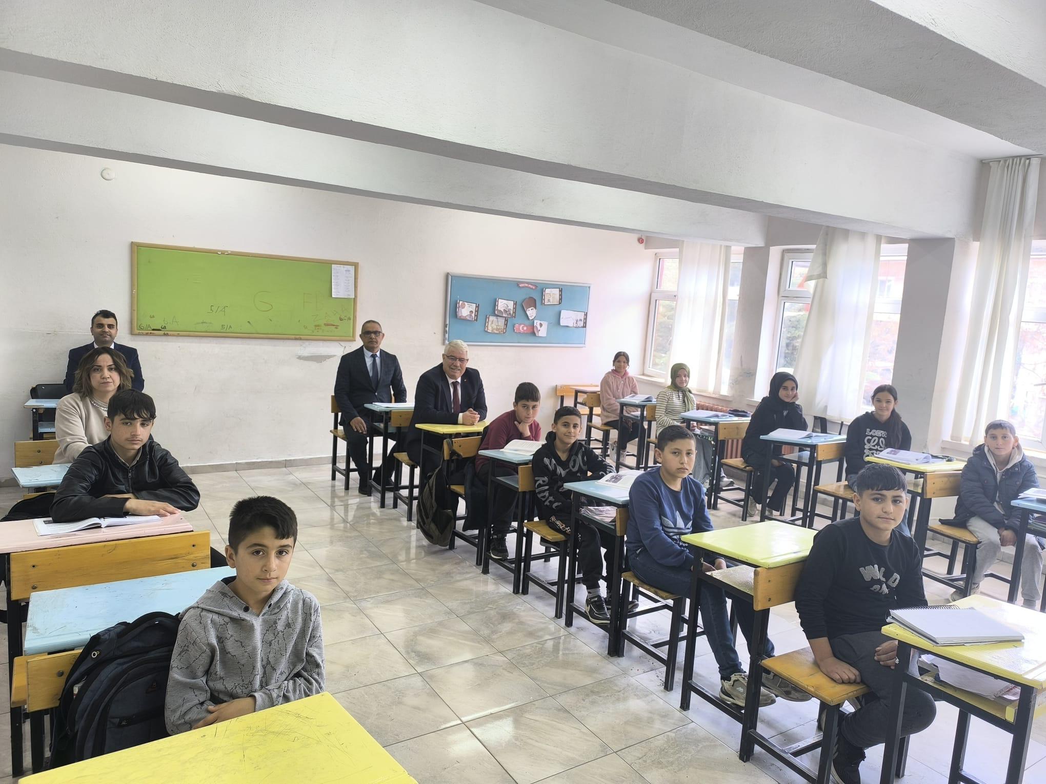 İl Mill&icirc; Eğitim M&uuml;d&uuml;r&uuml; Yusuf Yazıcı'dan Topa&ccedil; ortaokuluna ziyaret