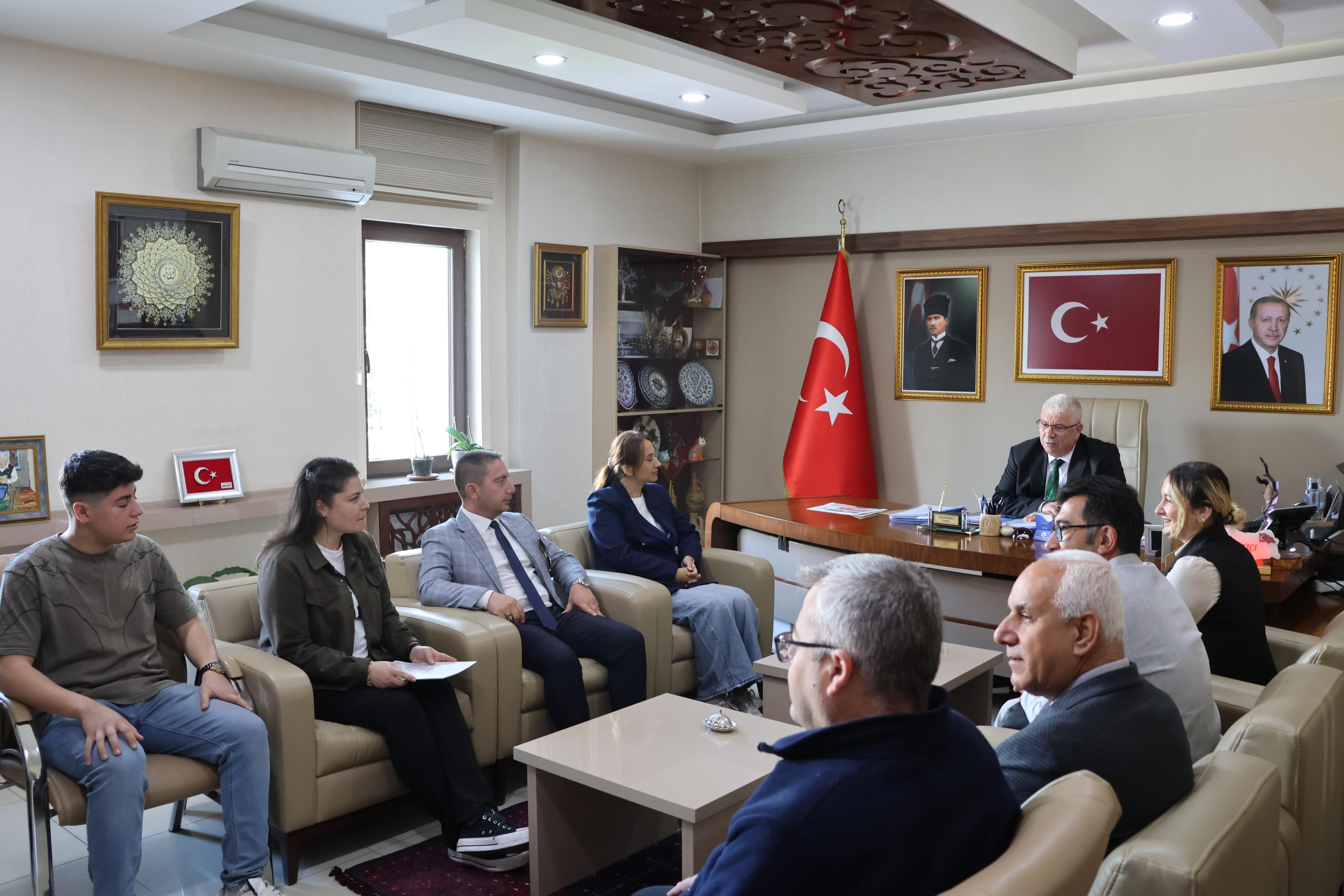 GEN&Ccedil; AŞ&Ccedil;ILAR, İL MİLL&Icirc; EĞİTİM M&Uuml;D&Uuml;R&Uuml; YUSUF YAZICI'YI ZİYARET ETTİLER