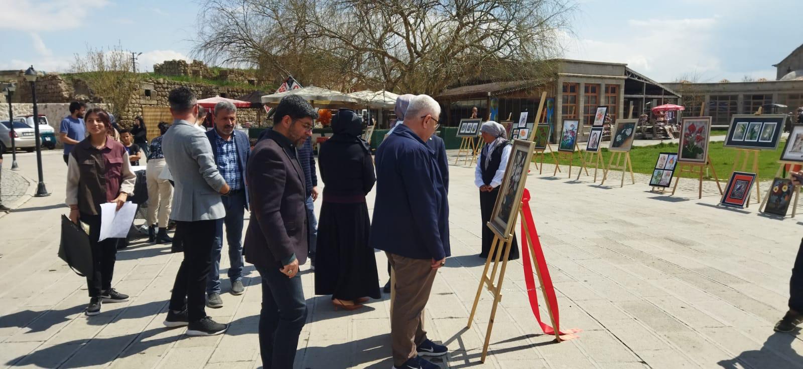 Derinkuyu G&uuml;neyce İlkokulu'nda '&Ccedil;i&ccedil;ekler 2' Resim Sergisi A&ccedil;ıldı